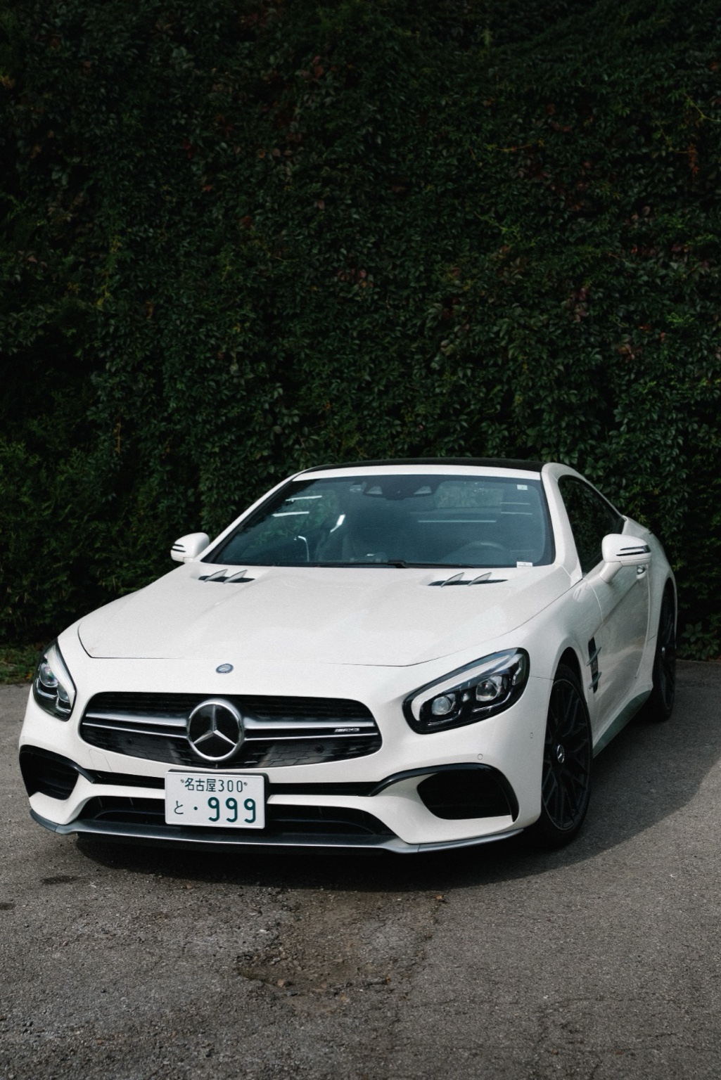 Mercedes SL przed zielonym tłem